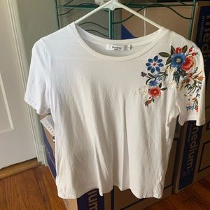 Embroidered short crew neck blouse